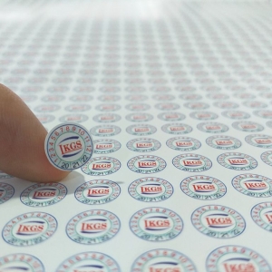 ung-dung-cua-tem-nhan-decal-vo-bao-hanh