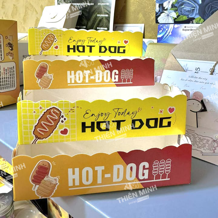 Nhiều hộp bánh kích thước khác nhau được xếp trang trí đẹp mắt