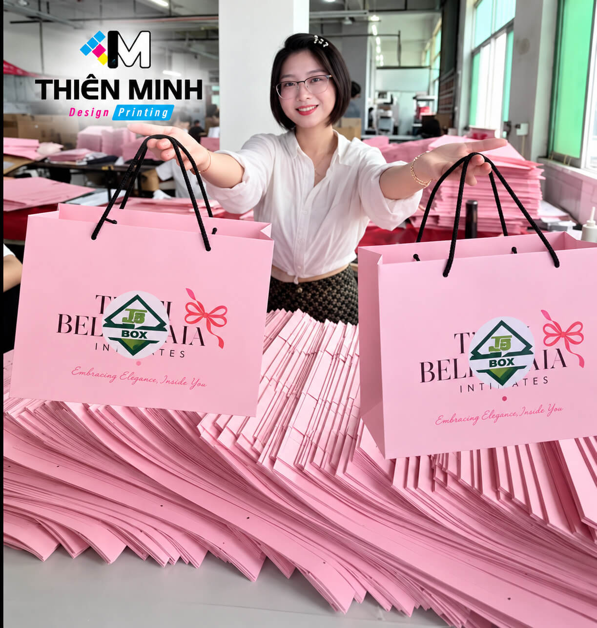 In túi giấy màu hồng